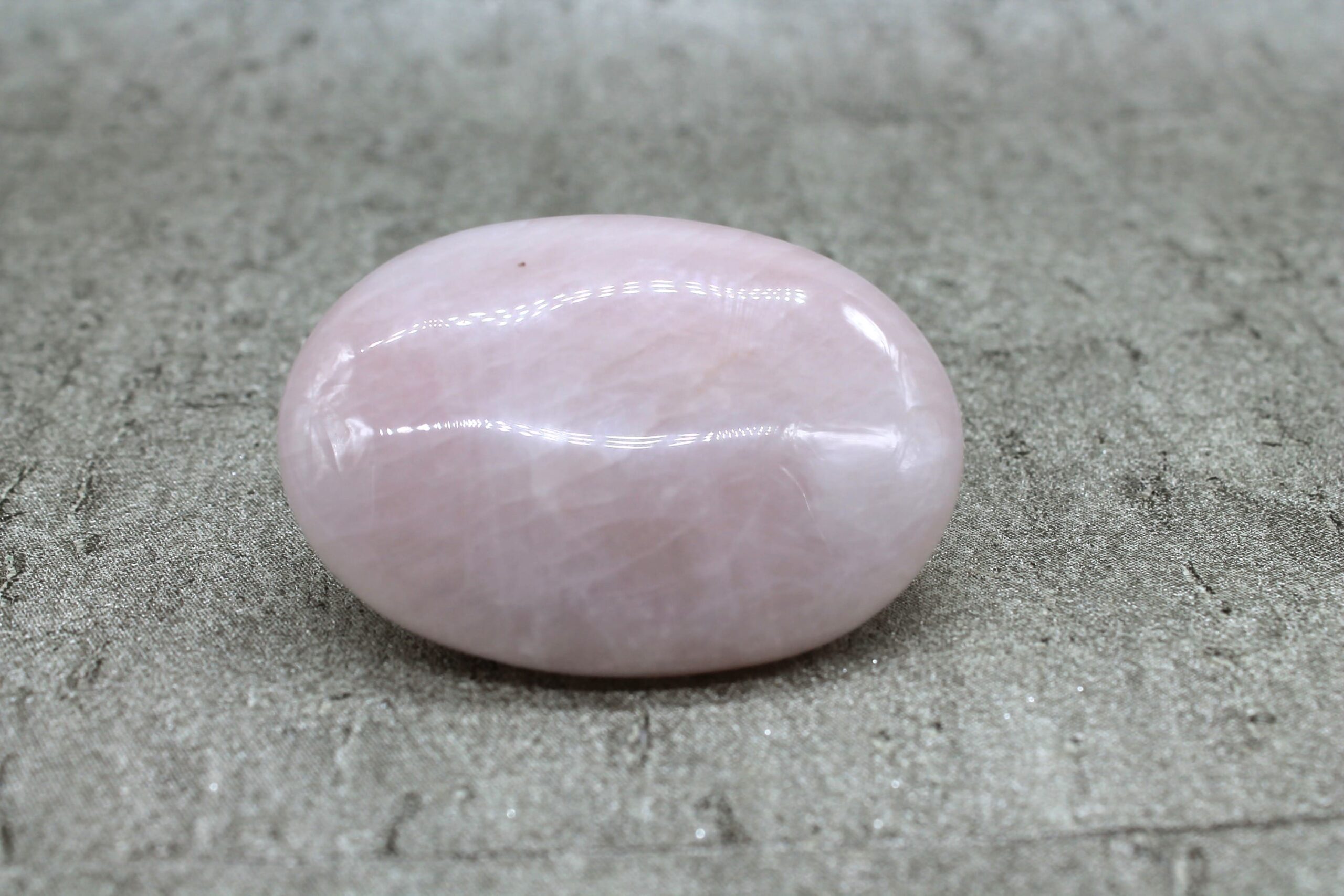 Rose Quartz Palmstone (MEDIUM) Healing Crystals 112g 70MM