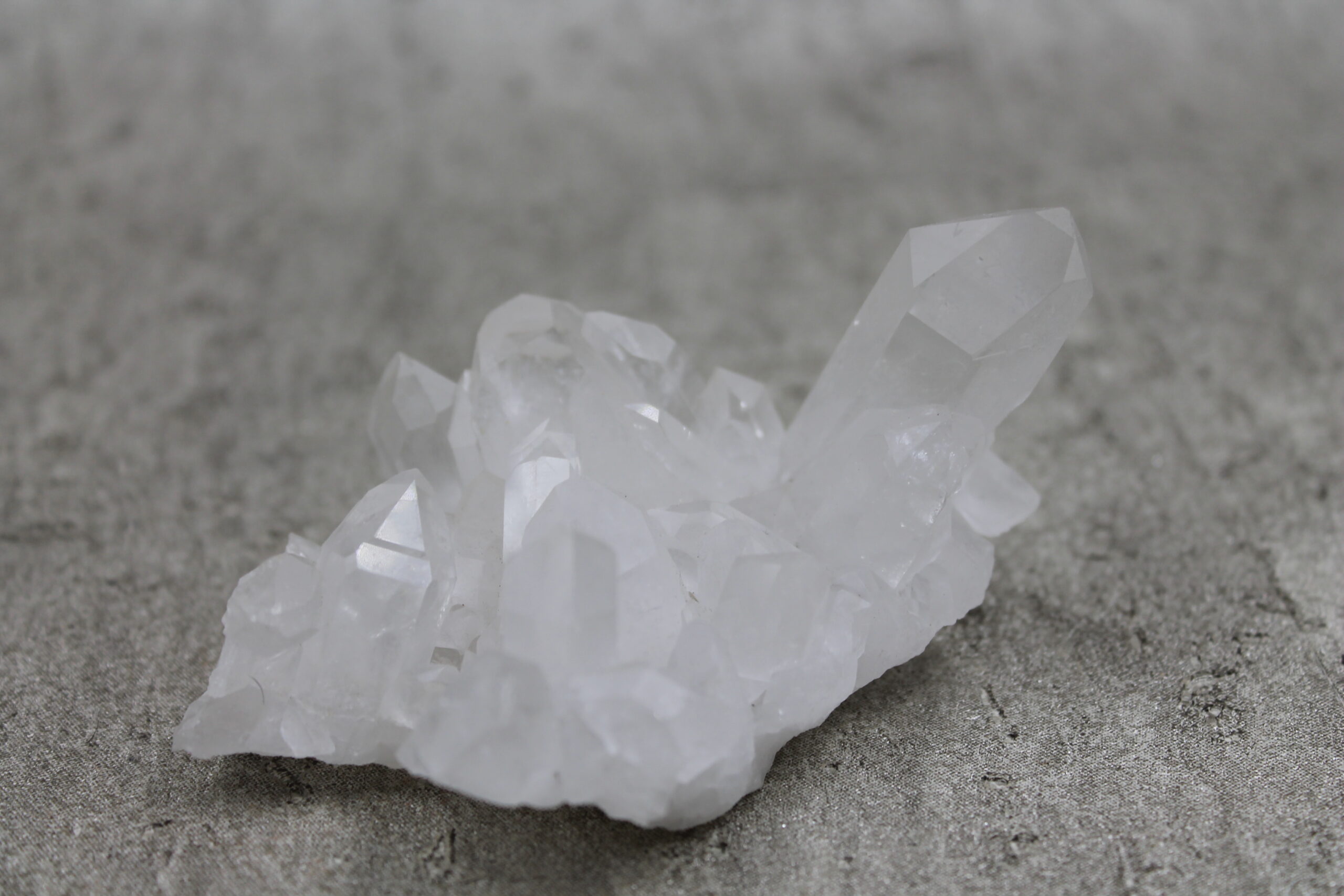 Quartz Cluster Healing Crystal (6) - 227g 95MM - Image 2