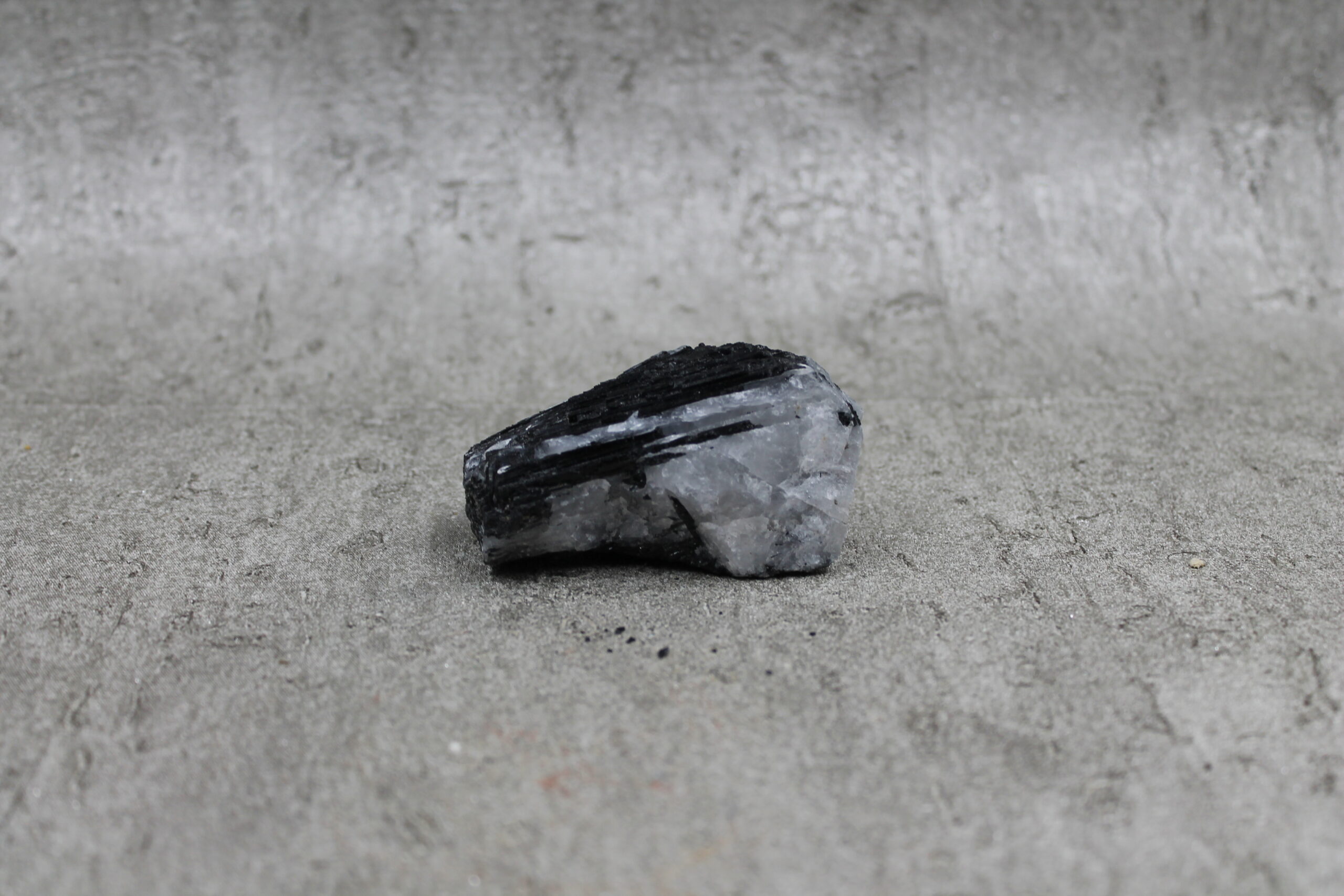 Black Tourmaline in Quartz Specimen Healing Crystal - 165g 50MM - Image 2