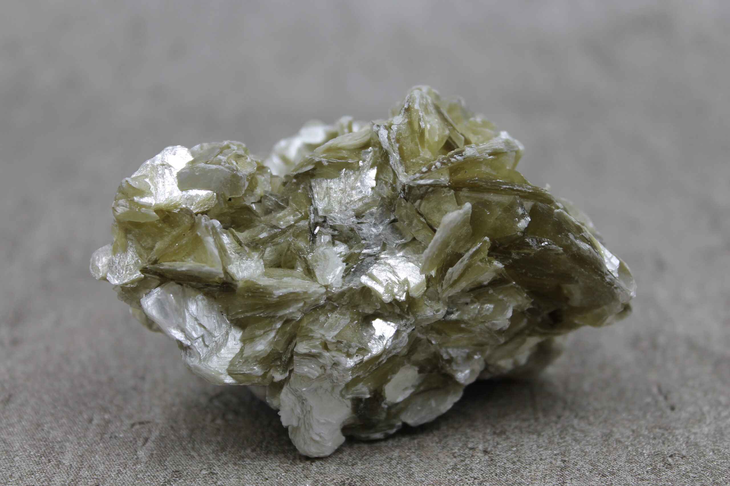 Mica Healing Crystal Specimen - 286g 90MM - Image 3